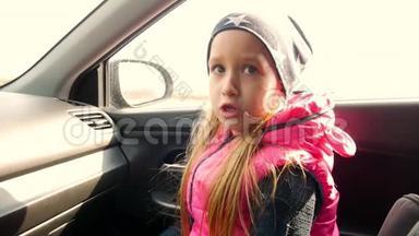 女孩解释说坐在车里。