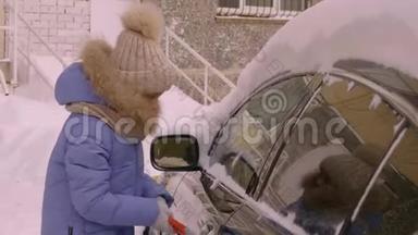 交通，冬天，天气，人和车辆的概念-年轻女孩用刷子擦车上的雪