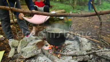 在木桩上<strong>煮汤</strong>。 野营生活