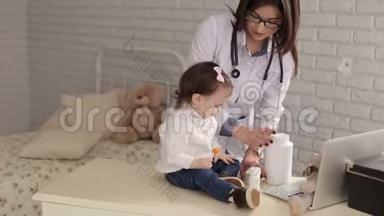 好的女医生和一个女孩玩，在儿童医生的<strong>接待处</strong>。