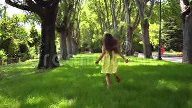 快乐的<strong>小女孩</strong>穿着黄色连衣裙，光着脚在公园的绿草上<strong>奔跑</strong>