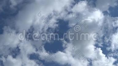 只有天空。 蓝天白云的美丽全景.. 云飞在头顶。 全高清时间延时