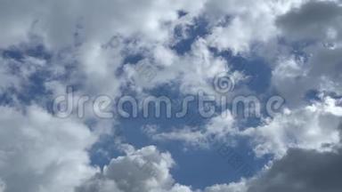 <strong>只有</strong>天空。 蓝天白云的美丽全景.. 云飞在头顶。 全高清时间延时