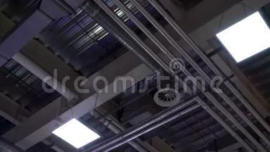 暖通空调系统金属管道低角及安装在大型商场天花板上的灯具