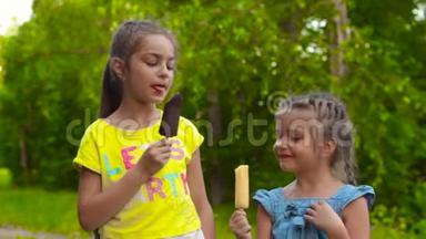 两个女孩在公园吃冰棍冰淇淋