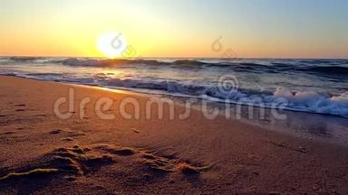 海水、泡沫波、潮湿的沙滩和黎明日出的小径