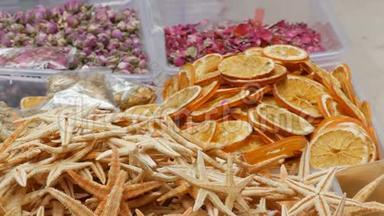 在柜台上烤花。 干片的橙色，海星和玫瑰花蕾。 为针线活爱好者购物。 手工制作