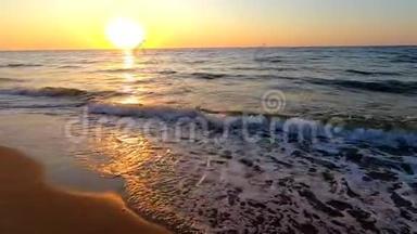 海水、泡沫波、潮湿的沙滩和黎明日出的小径