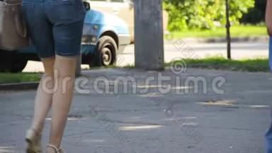 女人在夏天走在街上。 一个<strong>手</strong>臂上有支撑或石膏，<strong>骨折</strong>。 脸部看不见