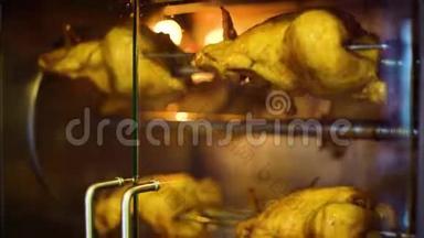 特写烤鸡在耐热玻璃后面的烤鸡里慢慢旋转