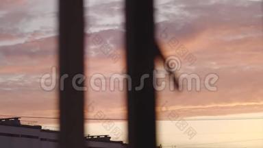 窗外的景色：令人惊叹的日出，散发着美味<strong>可口</strong>的糖果云，在早晨呈现出柔和的粉红色
