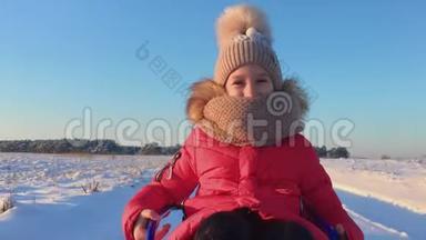 冬天雪橇上的女孩。 快乐童年理念，娱乐户外.. 儿童的冬季幸福