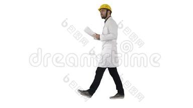 工程师经理带着安全帽走路，拿着纸，检查白色背景。
