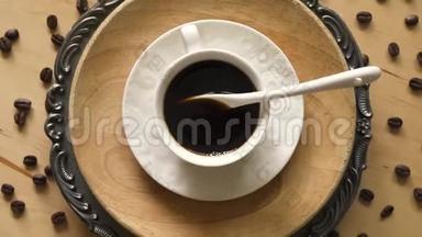 木制桌子上装饰板上有勺子的咖啡俯视图