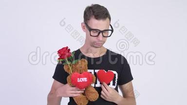 在情人节那天，一个人抱着玫瑰和泰迪熊，`个人很伤心
