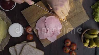 特写视频：美味的天然火腿是用锋利的刀切在木板上，肉干熏制而成