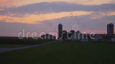 在朦胧的夏日清晨，一片五彩缤纷的天空笼罩着阿米什农场