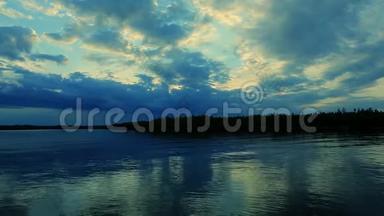 江船在傍晚的湖面上移动，在夕阳的余晖中产生波浪，在水中波浪