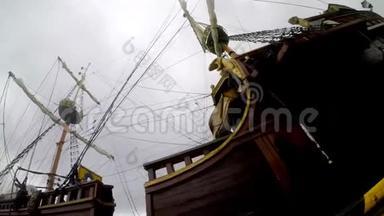海盗船在港口风暴中