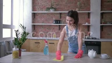 家务，幸福的管家女孩戴着橡胶手<strong>套用</strong>清洁剂清洁灰尘家具