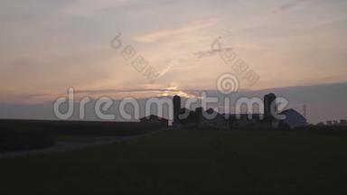 在朦胧的夏日清晨，一片五彩缤纷的天空笼罩着阿米什农场