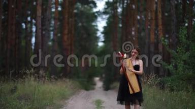 女竖琴手走在森林里，在松树的背景下弹奏竖琴。