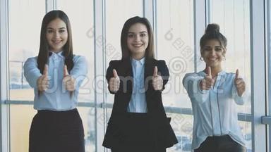 三只女商人的手紧握在一起，展示了她们在商界的有效<strong>融合</strong>和成功。