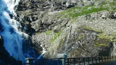 在挪威陡峭的山路上驾驶汽车，通过前挡风玻璃观看。 道路上的时间流逝。