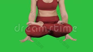 运动迷人的女人练习<strong>瑜伽</strong>，站在鳞片运动，托拉萨纳姿势在绿色屏幕上，Chroma键。