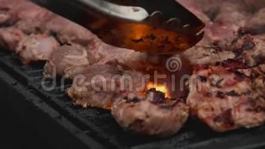 在烧烤烤架上用明火慢慢慢地烤制薯条、猪肉牛肉肉。 食品和餐饮。 传统