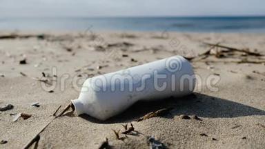 年轻人在海边捡塑料垃圾，清理生态系统污染