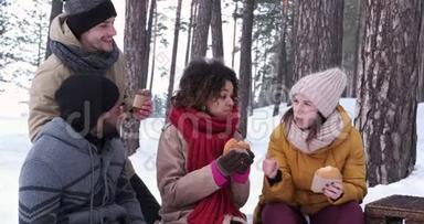 朋友们在雪地森林里讨论和吃外卖