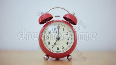 当拨针到达7点时，一个老式的红色闹钟会`闹钟。