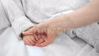 贴心<strong>关爱</strong>的妈妈手抚摸可爱的小宝宝手臂，感受爱与温柔