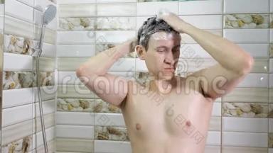 绝望的人发现他正在洗澡时脱发