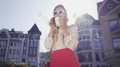 时尚女青年站在街上晒太阳，用手机说话。 天气晴朗的女孩
