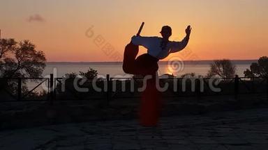 日落时分，身着乌克兰民族服装的艺术家在海上沙滩上<strong>踩</strong>着高跷跳舞