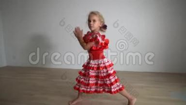 跳舞<strong>嬉戏</strong>的蹒跚学步的公主女孩。 万向节运动