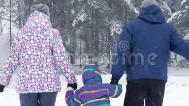 幸福的一家人在公园里的一个下雪的<strong>冬天</strong>跑步。 休闲，旅游和户外游戏.. 家庭关系和<strong>儿童</strong>