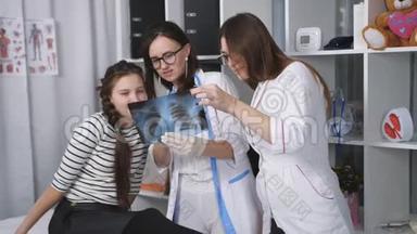 两名女医生在一间医疗办公室<strong>探望</strong>那个少女。 3.助手给医生看了一张胸部X光片