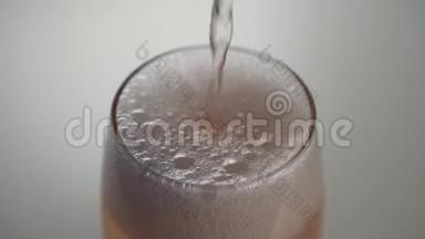 一股柔和而缓慢的饮料<strong>落入</strong>盛满液体和泡沫的玻璃杯中