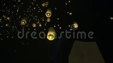 在泰国满月之夜，<strong>彩灯</strong>与成千上万的人一起飘浮