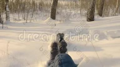 无忧无虑的少年男孩在雪地里漂流，冬天在雪地里散步