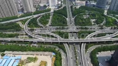 中国西安立交桥上交通的时空`.