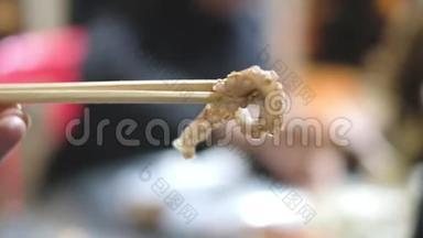 筷子通章鱼触手。 著名的韩国美食