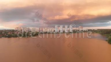 基辅城市风景画，有深色玫瑰色的水，橙色的云，四个摩天大楼