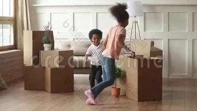 激动人心的非洲孩子在<strong>搬家</strong>的日子里玩盒子