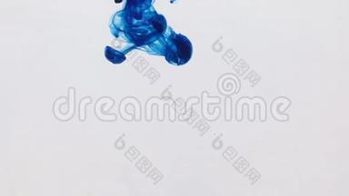 蓝色油漆滴在水中的混沌运动。 墨水在水里。 特写镜头。