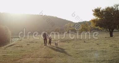 令人惊奇的一天，父亲和他的儿子在湖边和他们美丽的哈士奇狗玩耍