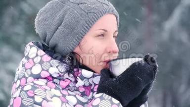 雪天在冬季森林或公园背景下的女孩特写的脸。 一位女游客从